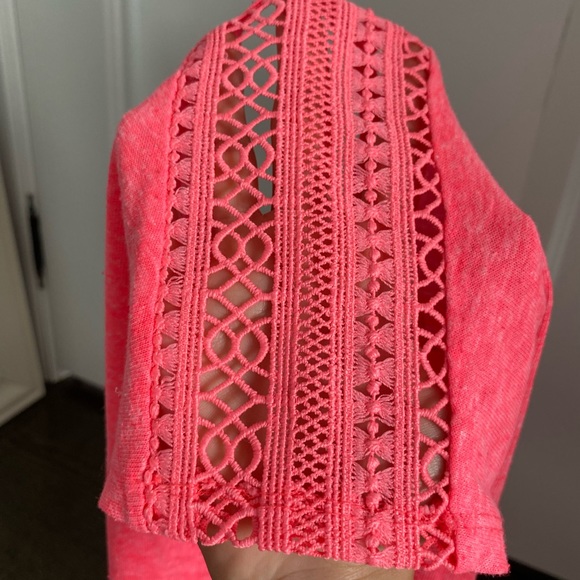 A coral t-shirt with settle design on the sleeves - Picture 2 of 3